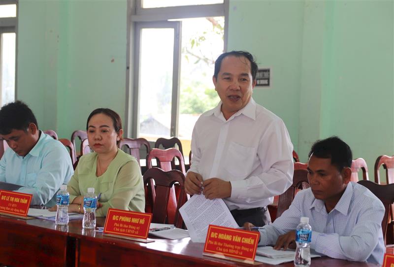 Lãnh đạo xã Đông Giang báo cáo tình hình hoạt động của xã