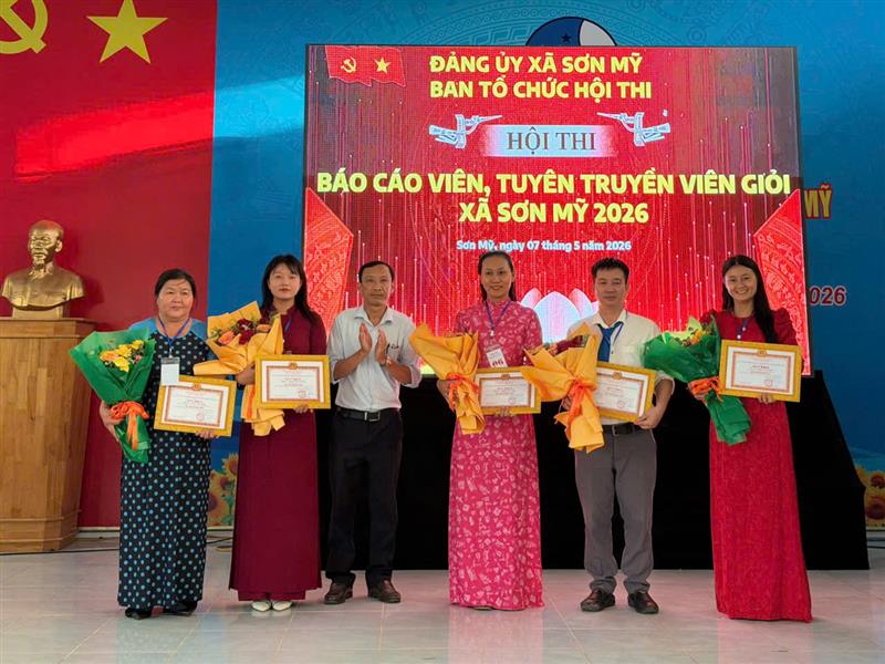 Đồng chí Trần Anh Hưng - UVBTV, Chủ nhiệm Ủy ban Kiểm tra xã Sơn Mỹ trao giải khuyến khích cho các thí sinh.