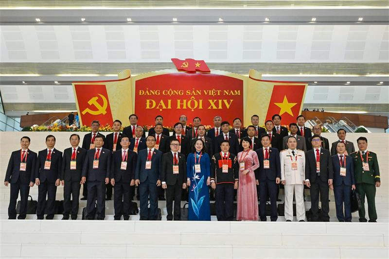 Đoàn đại biểu Đảng bộ tỉnh Lâm Đồng chụp hình lưu niệm trước phiên khai mạc