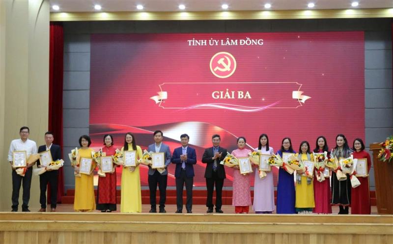 Các đồng chí Đinh Văn Tuấn, Tỉnh ủy viên, Phó Chủ tịch UBND tỉnh; Trần Hữu Thành, Phó Trưởng Ban Tổ chức Tỉnh ủy trao giải cho các tác giả, nhóm tác giả đạt Giải Ba.