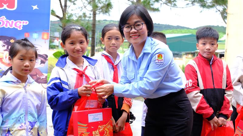 Đ/c Trịnh Thị Loan - Ủy viên Hội đồng Đội Trung ương, Giám đốc Trung tâm hoạt động thanh thiếu nhi tỉnh Lâm Đồng tặng quà cho học sinh.