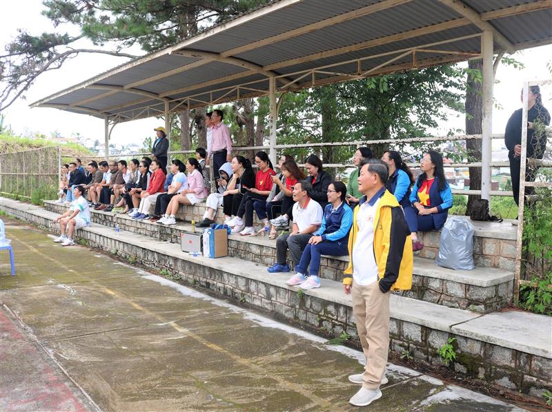 Cổ động viên đến xem và cổ vũ các đội thi