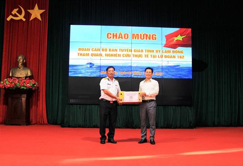 Đoàn công tác tặng quà Lữ đoàn 162.