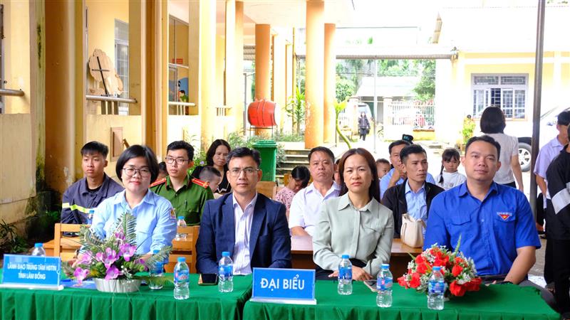 Đại biểu tham dự Ngày hội Trung thu cho em. Ảnh: Trịnh Thị Loan.