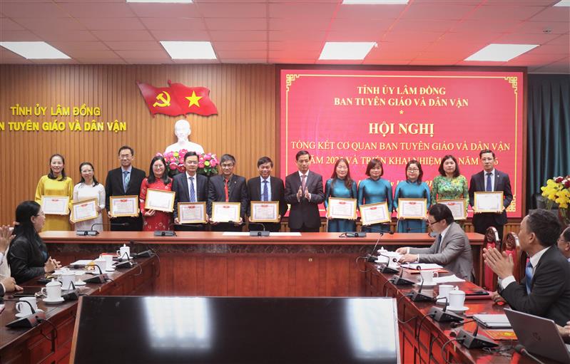 Đ/c Võ Thanh Bình, Ủy viên Ban Thường vụ Tỉnh ủy, Trưởng Ban Tuyên giáo và Dân vận Tỉnh ủy khen thưởng cho các tập thể