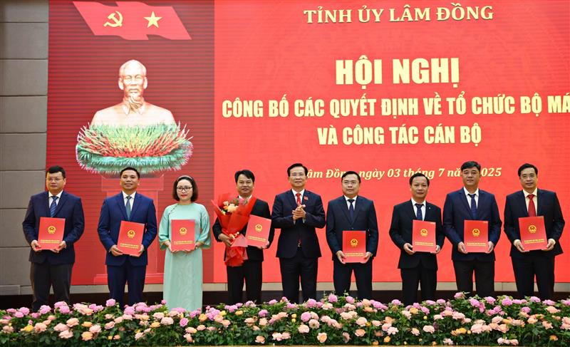 Trao quyết định bổ nhiệm Chánh Văn phòng UBND tỉnh Lâm Đồng cho đồng chí Nguyễn Nhân Bản và các đồng chí cấp phó