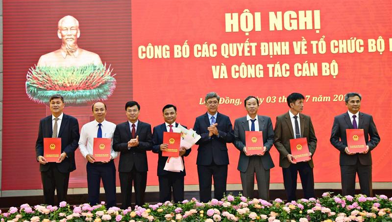 Trao quyết định bổ nhiệm giữ chức vụ Trưởng Ban Quản lý các Khu công nghiệp tỉnh Lâm Đồng cho đồng chí Phan Dương Cường và các đồng chí cấp phó