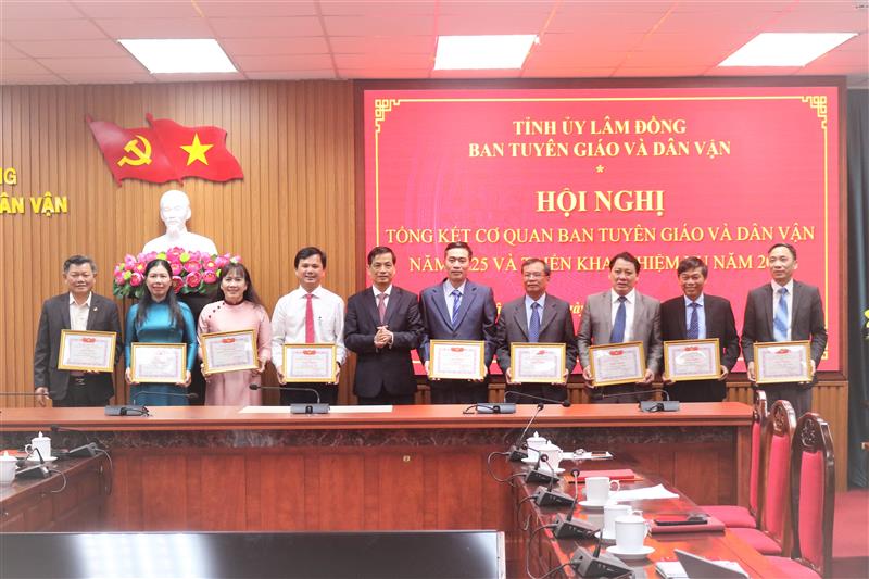 Đ/c Võ Thanh Bình, Ủy viên Ban Thường vụ Tỉnh ủy, Trưởng Ban Tuyên giáo và Dân vận Tỉnh ủy trao khen thưởng cho các cá nhân