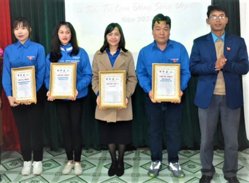 Lãnh đạo Tỉnh Đoàn trao giấy chứng nhận
