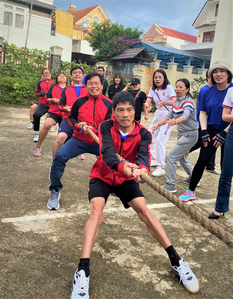 Màn tranh tài kéo co