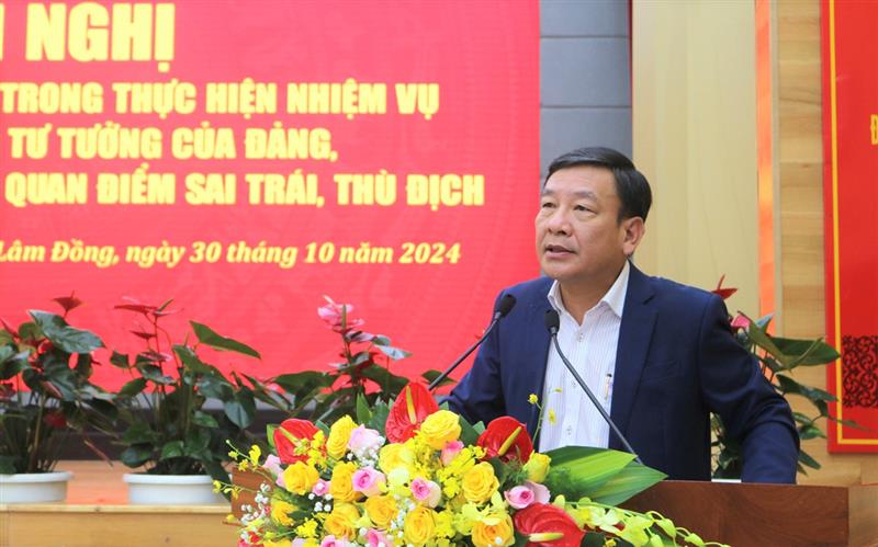 Đồng chí Bùi Thắng - Ủy viên Ban Thường vụ, Trưởng Ban Tuyên giáo Tỉnh ủy, Phó Trưởng Ban Thường trực Ban Chỉ đạo 35 Tỉnh ủy phát biểu Đề dẫn tại Hội nghị