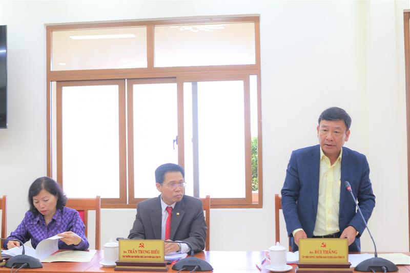 Đồng chí Bùi Thắng - Ủy viên Ban Thường vụ, Trưởng Ban Tuyên giáo Tỉnh ủy trao đổi một số đề xuất, kiến nghị tại buổi làm việc.
