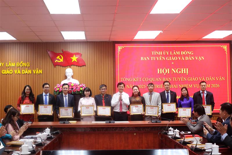 Đ/c Châu Ngọc Lương - Tỉnh ủy viên, Phó Trưởng ban Thường trực trao khen thưởng cho các cá nhân