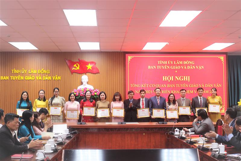 Đ/c Huỳnh Minh Hải, Phó Trưởng Ban Tuyên giáo và Dân vận Tỉnh ủy trao khen thưởng cho các cá nhân