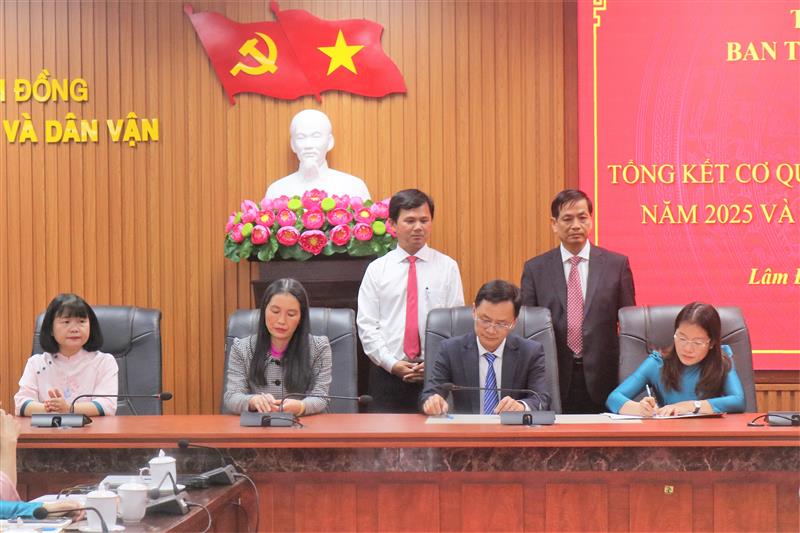 Ký kết giao ước thi đua giữa các phòng chuyên môn