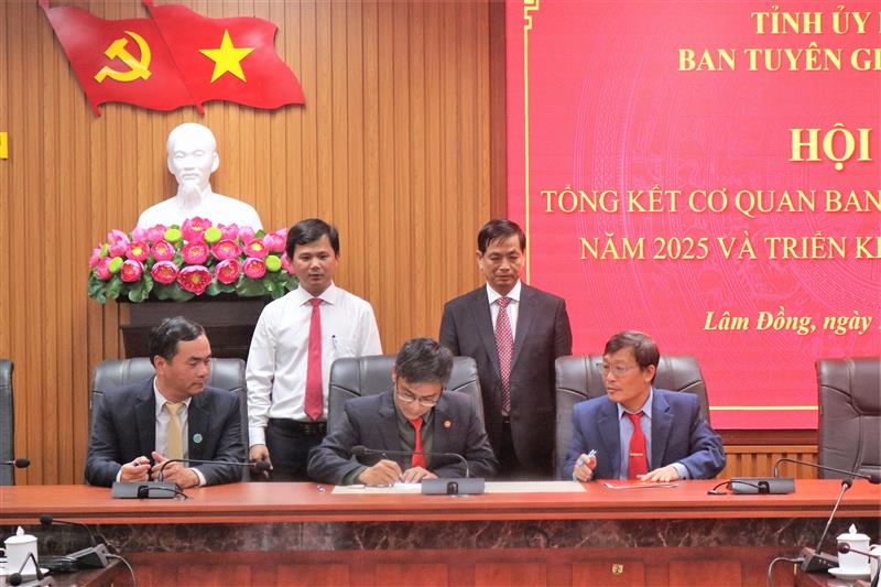 Ký kết giao ước thi đua giữa các phòng chuyên môn