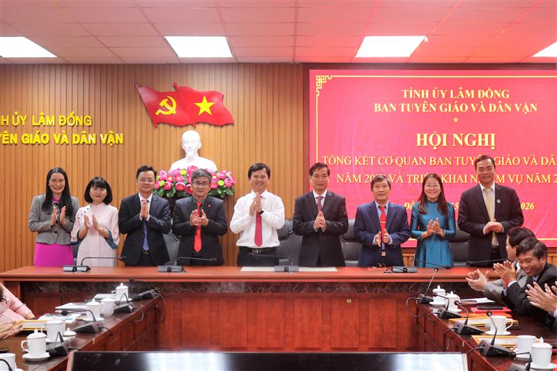 Các đồng chí lãnh đạo Ban và các phòng chụp hình lưu niệm sau ký kết giao ước thi đua 