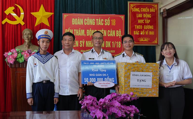 Đại uý Lê Kỳ Lâm – Chỉ huy Trưởng Nhà giàn DK1 nhận quà tặng của tỉnh Lâm Đồng