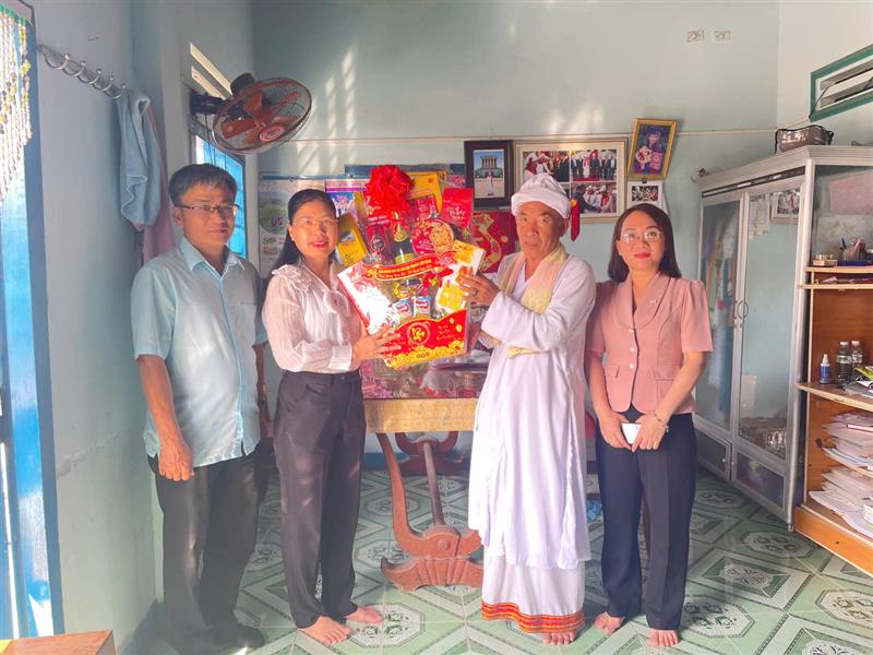 Đồng chí Phan Thị Thanh Mai- Phó Trưởng Ban Tuyên giáo và Dân vận Tỉnh uỷ thăm, chúc Tết Hội đồng chức sắc Bàlamôn giáo tỉnh, xã Liên Hương. Đồng chí Phan Thị Thanh Mai- Phó Trưởng Ban Tuyên giáo và Dân vận Tỉnh uỷ thăm, chúc Tết Hội đồng chức sắc Bàlamôn giáo tỉnh, xã Liên Hương.
