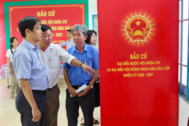 Đồng chí Võ Thanh Bình kiểm tra điểm bầu cử tại phường Phước Hội