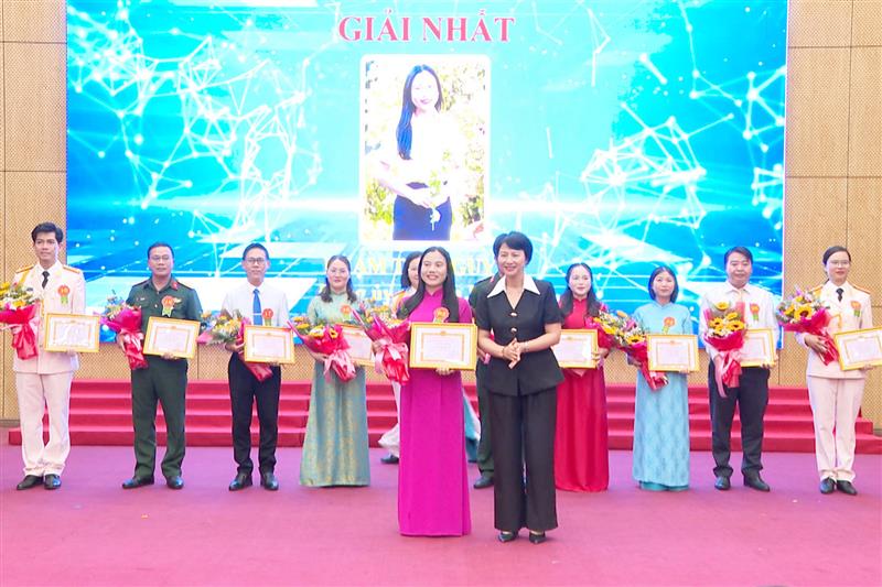 Phó Bí thư Tỉnh ủy, Chủ tịch Ủy ban MTTQ Việt Nam tỉnh Lâm Đồng Phạm Thị Phúc trao giải cho các thí sinh đạt thành tích xuất sắc