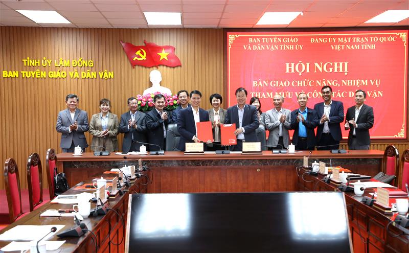Ban Tuyên giáo và Dân vân Tỉnh ủy và Đảng ủy MTTQ Việt Nam tỉnh ký kết biên bản bàn giao chức năng, nhiệm vụ tham mưu công tác dân vận