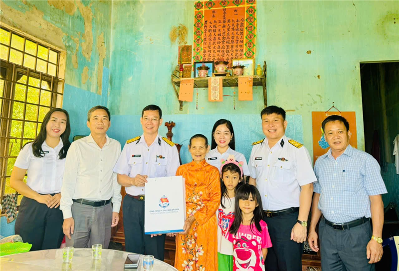 Binh đoàn 20 - Tổng Công ty Tân Cảng Sài Gòn thăm hỏi, tặng quà gia đình thân nhân liệt sĩ ở xã Cư Jút