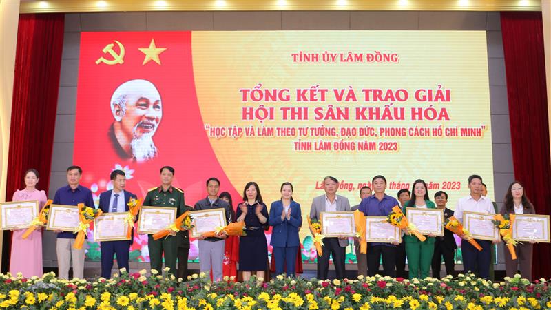 Đồng chí Nguyễn Thị Mỵ - Phó trưởng Ban Tuyên giáo Tỉnh ủy và đồng chí Trần Thị Chúc Quỳnh - Bí thư Tỉnh đoàn trao giấy khen cho các đội thi đoạt giải Khuyến khích.