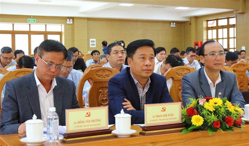 Các đồng chí lãnh đạo huyện Bảo Lâm tham dự hội nghị