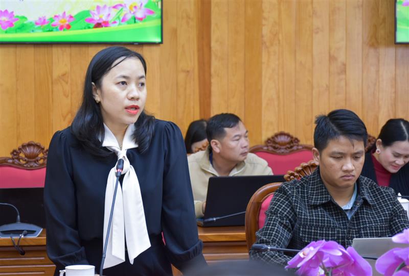 Nhà báo, phóng viên đặt câu hỏi tại họp báo.
