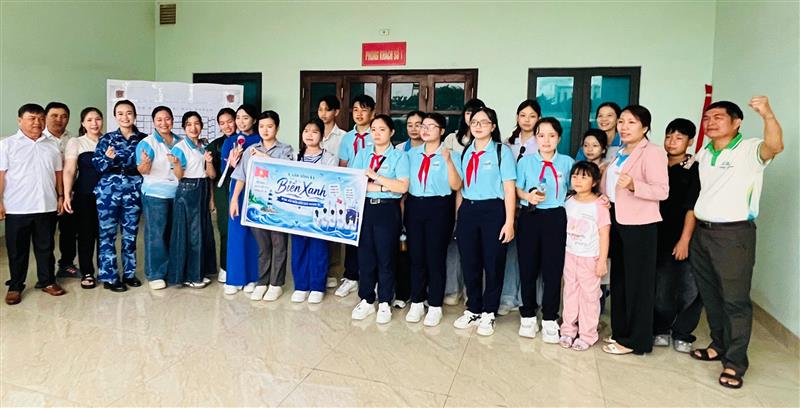 Các thành viên trong đội thi tỉnh Lâm Đồng chụp hình lưu niệm Các thành viên trong đội thi tỉnh Lâm Đồng chụp hình lưu niệm