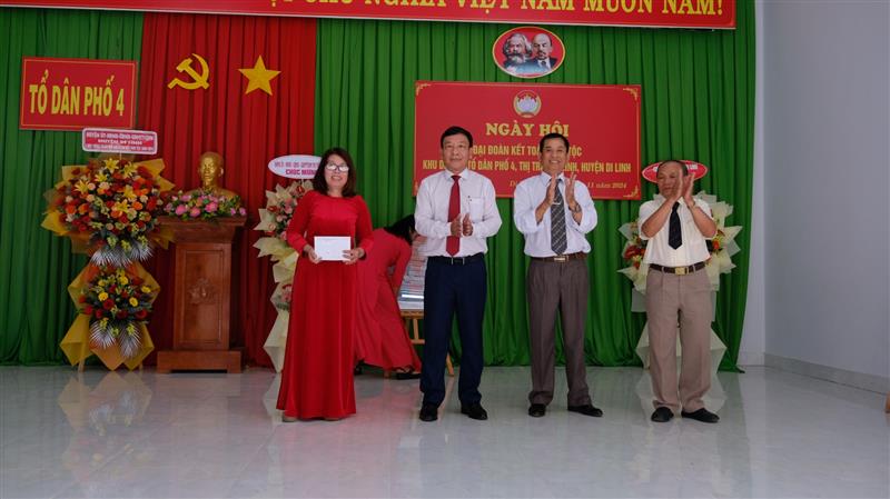 Trưởng Ban Tuyên giáo Tỉnh uỷ tặng quà của lãnh đạo tỉnh là 15 triệu đồng động viên tinh thần Nhân dân và cán bộ tổ dân phố 4, thị trấn Di Linh