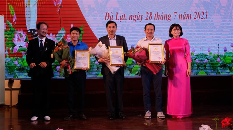 Ban tổ chức trao giải khuyến khích cho các đội thi.