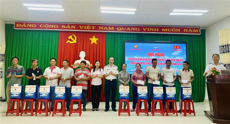 Các đại biểu trao quà tặng gia đình chính sách và ngư dân có hoàn cảnh khó khăn 