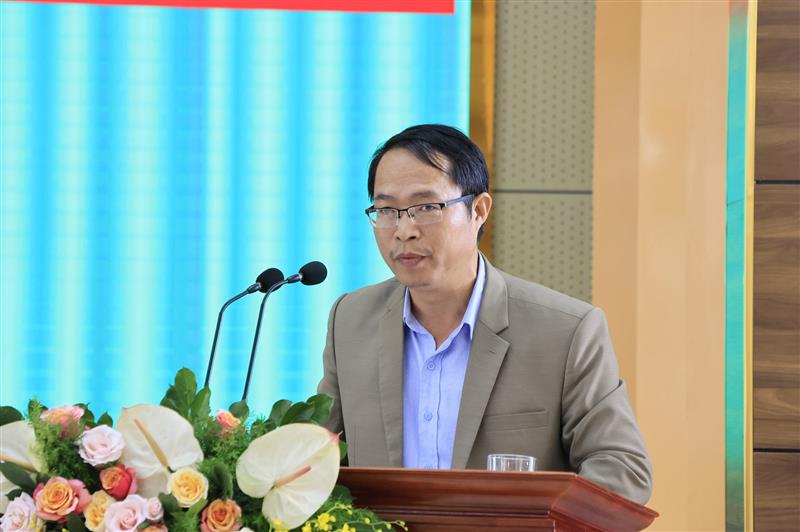 Đại biểu trình bày tham luận tại hội nghị.