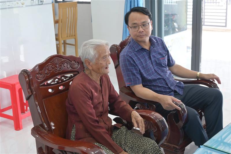 Đồng chí Đặng Hồng Sỹ thăm hỏi sức khỏe Mẹ Việt Nam Anh hùng và động viên bà tiếp tục sống khỏe, là chỗ dựa tinh thần cho con cháu học tập và noi theo