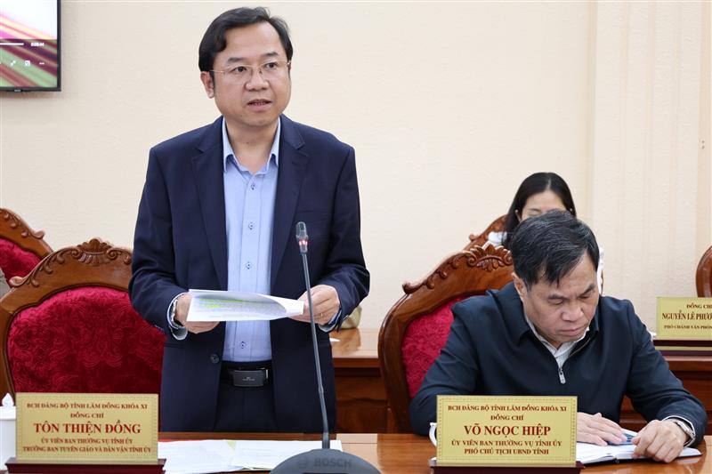 Đồng chí Tôn Thiện Đồng - Trưởng Ban Tuyên giáo và Dân vận Tỉnh ủy thông tin với đoàn công tác Báo Người Lao Động tình hình của tỉnh Lâm Đồng