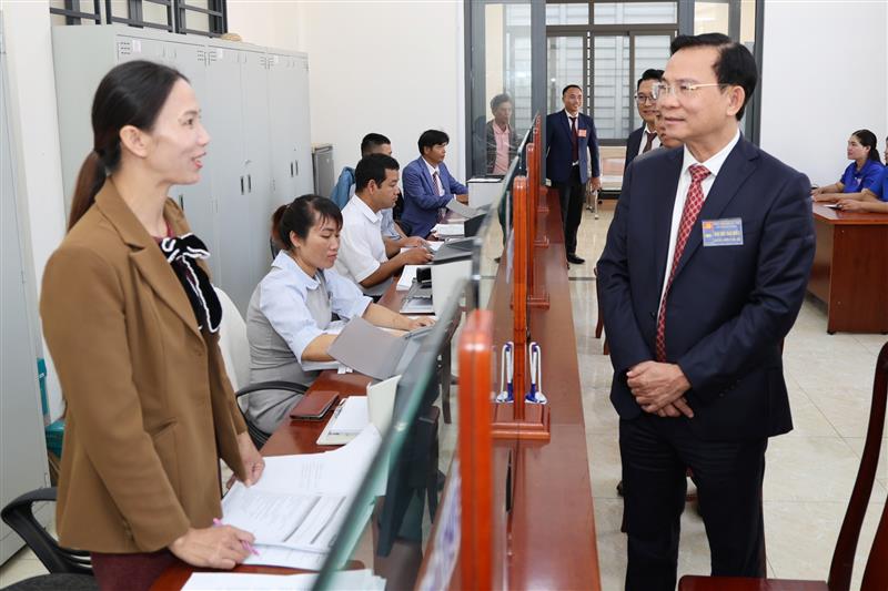 Phó Bí thư Tỉnh ủy, Chủ tịch UBND tỉnh Lâm Đồng Hồ Văn Mười nắm bắt công việc của cán bộ tại Trung tâm phục vụ hành chính công xã Tà Đùng