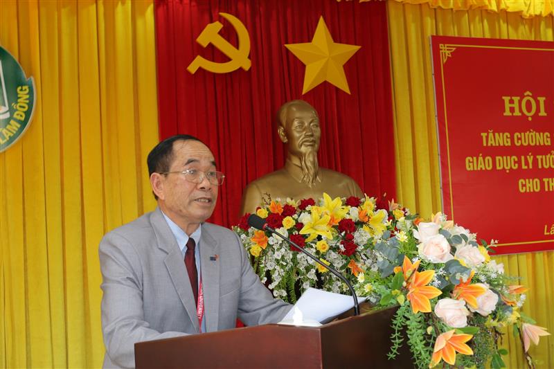 Đại biểu tham luận tại hội thảo.