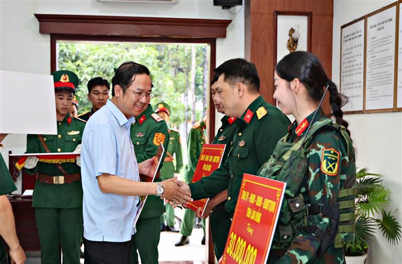 Đồng chí Tôn Thiện Đồng tặng quà cho đại diện các khối tham gia diễu binh, diễu hành