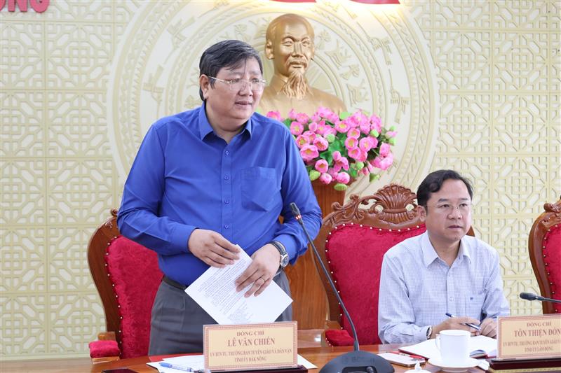 Đồng chí Lê Văn Chiến - Trưởng Ban Tuyên giáo và Dân vận Tỉnh ủy Đắk Nông phát biểu tại hội nghị