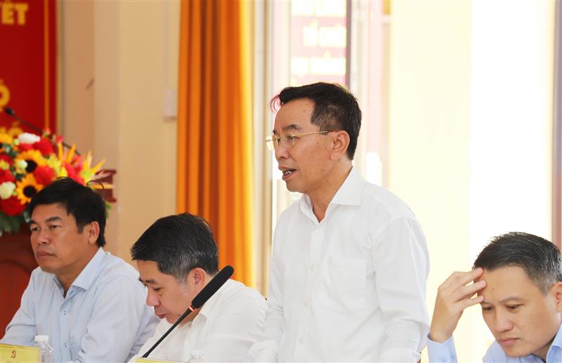 Bí thư Huyện ủy Đạ Huoai Nguyễn Quý Mỵ báo cáo tại buổi làm việc