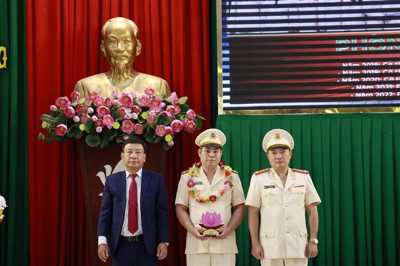 Lãnh đạo tỉnh, Công an tỉnh tuyên dương và trao tặng biểu trưng cho các tập thể đạt thành tích xuất sắc.