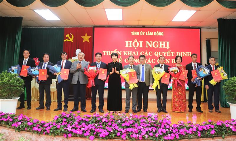 Đồng chí Phạm Thị Phúc - Phó Bí thư Thường trực Tỉnh ủy, Chủ tịch HĐND tỉnh và các đồng chí lãnh đạo tỉnh trao quyết định về công tác cán bộ Phường 1 Bảo Lộc