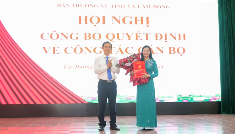 Đồng chí Nguyễn Thái Học – Quyền Bí thư Tỉnh ủy trao Quyết định của Ban Thường vụ Tỉnh ủy về việc điều động, chỉ định đồng chí Trần Thị Chúc Quỳnh giữ chức vụ Bí thư Huyện ủy Lạc Dương.