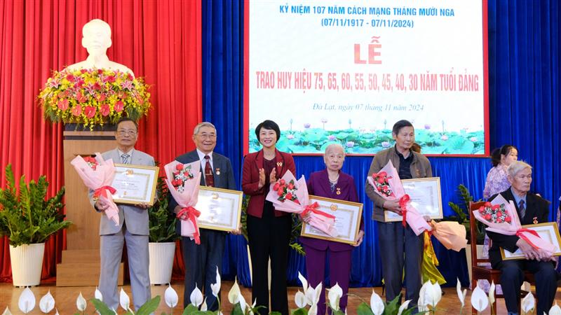 Đồng chí Phạm Thị Phúc - Phó Bí thư Tỉnh uỷ, Chủ tịch HĐND tỉnh trao Huy hiệu 60 năm tuổi Đảng cho các đảng viên