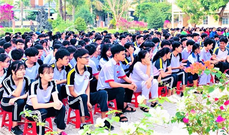 Đông đảo giáo viên và học sinh Trường THPT Đạ Tẻh tham dự buổi tuyên truyền