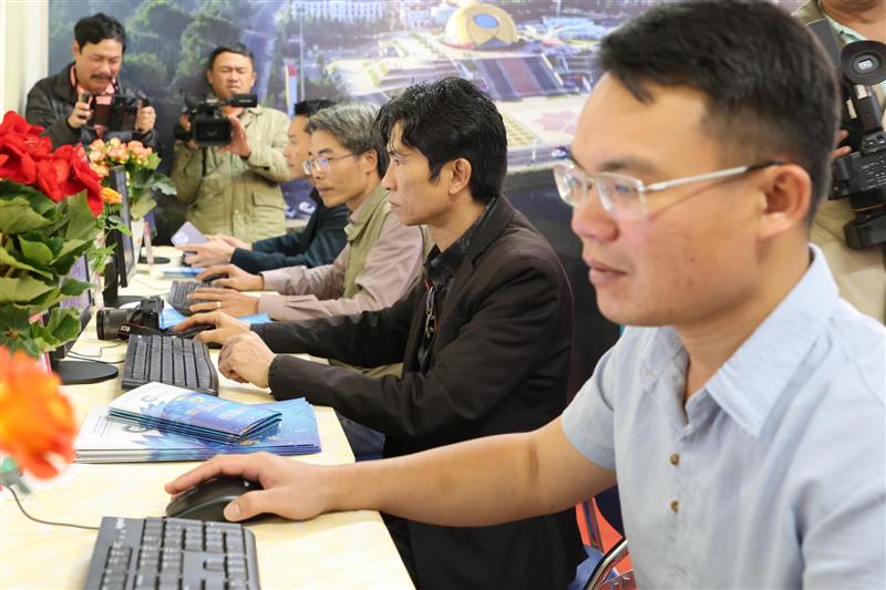 Các phóng viên dùng thử đường truyền của Trung tâm báo chí trong ngày khai trương.