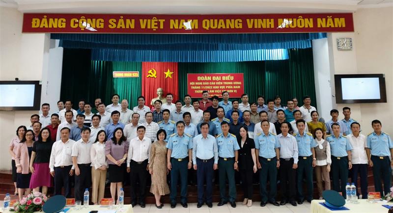 Các đại biểu chụp hình lưu niệm.