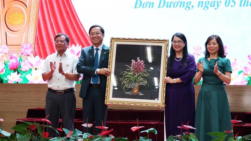 Huyện ủy Đơn Dương tặng quà lưu niệm cho Ban Tuyên giáo và Dân vận Tỉnh ủy